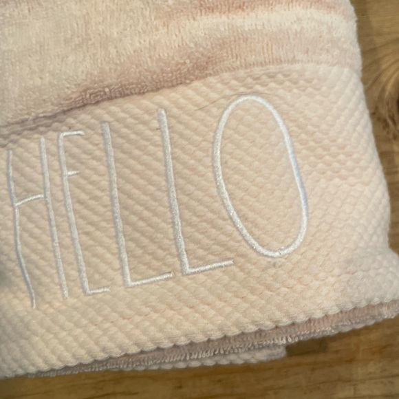 NWT Rae Dunn Set of 2 Hello Spring Bath Hand Towels Pink White Embroidered - Picture 3 of 4